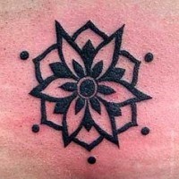 Le tatouage de fleur en lignes noires