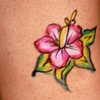 Tatuaje de una flor color rosa y amarilla