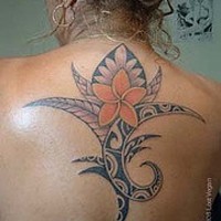 largo stile fiore in  tribale tatuaggio sulla schiena