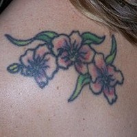 Tatuaje de tres flores elegantes