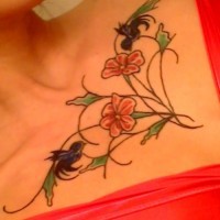 Tattoo von Blumen und Vögeln auf der Brust