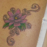 Le tatouage de l'épaule avec une fleur pourpre rompant
