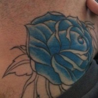 el tatuaje de una rosa azul en el cuello