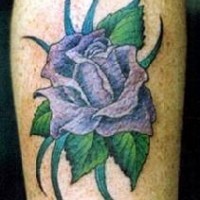 elegante rosa viola in verde tatuaggio