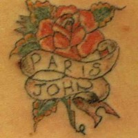 Le tatouage de rose avec des mots Paris et John