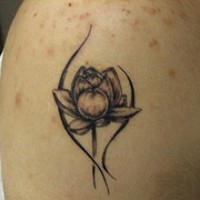 Tatuaje lotus elegante tinta negra