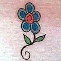 Tatuaje minimalistico de flor color azul