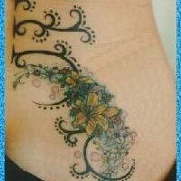 fiore elegante traciri tatuaggio sul lato
