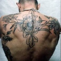 Schwarze Blumen Tattoo am ganzen Rücken