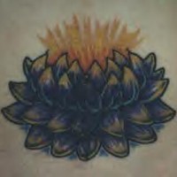 Le tatouage de lotus noir en floraison