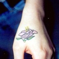 Tatuaje en mano de flor púrpura