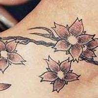 Tatuaje en pie de flor en tallo