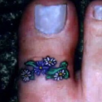 piccolo mazzo di fiori su alluce tatuaggio