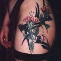Sexy Blumen Tribal Tattoo am Schenkel