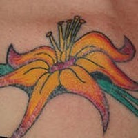 Tatuaje de una flor color amarillo