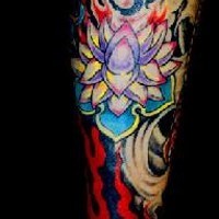 Tattoo am ganzen Arm mit asiatischem Lotus und Feuer
