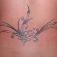 Tatuaje de tracería floral elegante