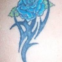 Une fleur bleu sur le tatouage tribal
