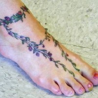 Le tatouage de floraison de fleurs sur le pied