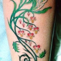 Tatuaje una flor blanca en tallos verdes