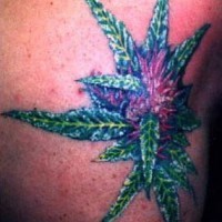 Tatuaje de flor exótica color verde y púrpura