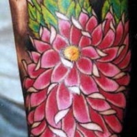 maestosi fiori rosa sul braccio tatuaggio