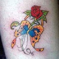 Tatuaje de rosa y mariposa color naranja