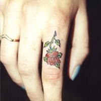 piccola rosa rossa tatuaggio sul indice