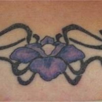 fiore viola con modello nero tatuaggio