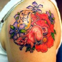 Tatuaje a color de flores y una rata