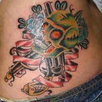 Tatuaje en color flor, calavera y dos pistolas en vientre