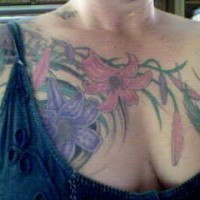 Tatuaje en pecho de flores en tallos