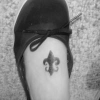 fleur de lis tatuaggio nero sul piede