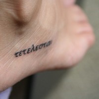 Tatuaggio delicato sul piede scritta sconosciuta