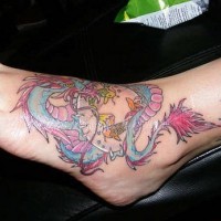 Tatuaje en el pie, dragon de colores azul y rosa