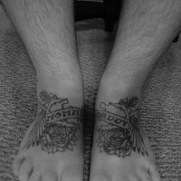 Le tatouage des images décorés maman et papa sur le pied