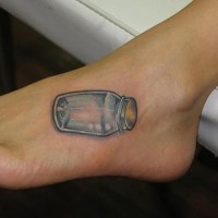 Tatuaje en el pie, lámpara de vidrio