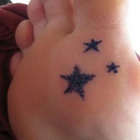Semplice tatuaggio sul piede tre piccole stelle