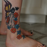 Tattoo von einer junger schwbender Frau über Blumen auf dem Fuß