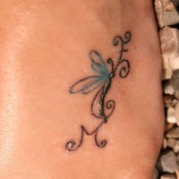 Tatuaje en el pie, libélula con alas azules