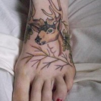 Tatuaje en el pie, ciervo entre los árboles