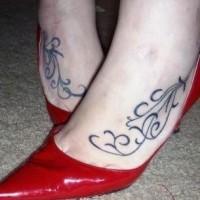 Tatuajes en los pies, ramitas ensortijadas