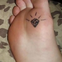 Tatuaje en el pie, pequeño diamante con rallas