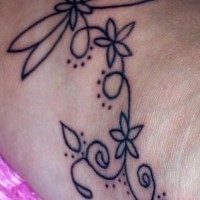 Tatuaje en el pie, tallo con flores y puntos