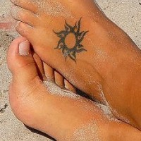 Tatuaje en el pie, símbolo del sol
