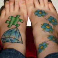 Brillante; puzzle e fiori colorati tatuati sui piedi