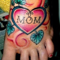Un tatouage brillant sur le pied de l'amour à la maman