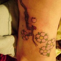 Fleurs tendres sur le tatouage de branche sur le pied