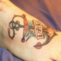 Un ancre marin avec le tatouage d'inscrition l'amour pour le père sur le pied
