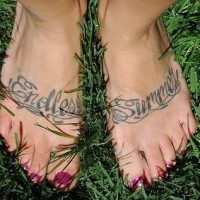 Tatuajes en los pies, frase  verano eterno